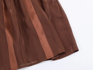 Détail d'un tissu bohème à rayures avec un éclat subtil et une texture plissée douce