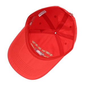 Innenansicht der roten Baseballkappe aus 100% Baumwolle mit verstärkten Nähten und Metallschnalle