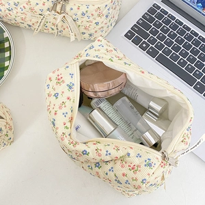 Set di tre pochette per cosmetici in velluto a coste trapuntato a fiori per il viaggio