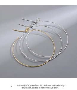 Dettaglio macro di anelli elastici in argento sterling S925 e oro con fermagli a sfera