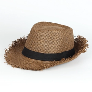 Detalle de sombrero de paja marrón con ala ancha y bordes de flecos naturales