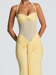Dettaglio dell'abito halter giallo chiaro con patchwork in mesh e pieghe drappeggiate