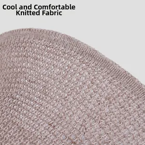 Détail du tricot ajouré frais et respirant et bord côtelé sur un chapeau cloche