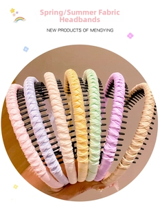 Detail showing the inner non-slip plastic teeth and woven fabric texture of the headband