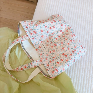 Gros plan du sac en coton floral avec étiquette Simple Wish et motif de fleurs oranges