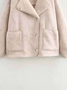 Détail de la veste en suédine beige avec doublure en laine d'agneau et grandes poches