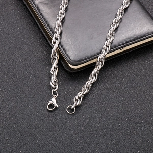 Vue macro d'un collier chaîne torsadée en acier inoxydable argenté de 7mm avec fermoir