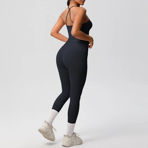 Détail de l'ensemble de yoga noir avec dos croisé et legging gainant à taille haute sculptante