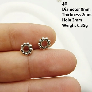 Vue macro de perles d'espacement flocon d'argent 8mm montrant les détails du trou
