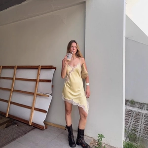 Robe nuisette en satin jaune pâle avec dentelle et ourlet asymétrique pour femme