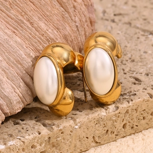 Boucles d'oreilles créoles en acier doré 18 carats avec perles blanches ovales