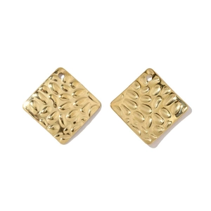 Gros plan sur des pendentifs carrés dorés avec texture martelée pour bijoux DIY