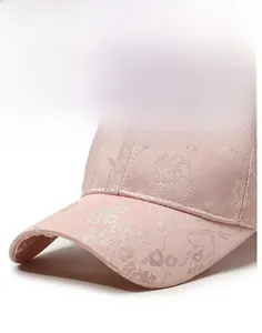 Makrodetail aus rosa floralem Jacquard-Stoff und strukturierter Krempe auf Baseballcap