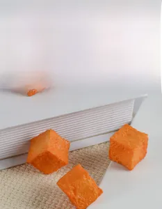 Nahaufnahme von realistischem PVC-Fischtofu-Schlüsselanhänger mit Wabenstruktur und Mattfinish