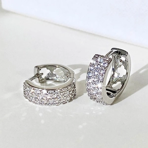 Boucles d'oreilles créoles argentées pavées de zircons avec motif trèfle ajouré