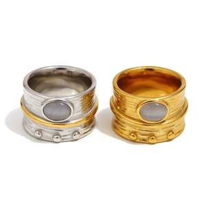 Bague large rétro en acier doré 18K avec texture écorce et pierre œil de chat sertie