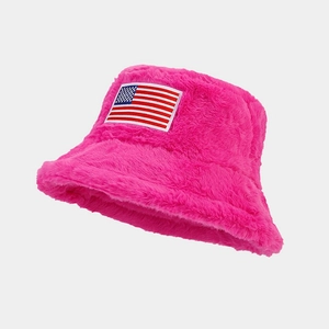 Chapeau bob en peluche rose avec patch drapeau américain, vue latérale à 45 degrés
