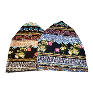 Bonnets légers polyvalents avec motifs floraux et ethniques en marron et bleu marine