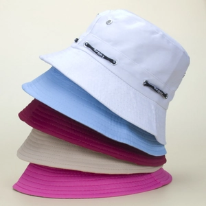 Détails de chapeaux de soleil en coton colorés avec œillets métalliques et rubans sport