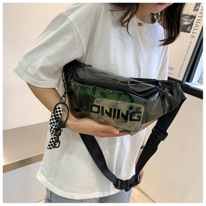 Sac de poitrine en PVC noir translucide avec breloque damier et imprimé JOINING moderne