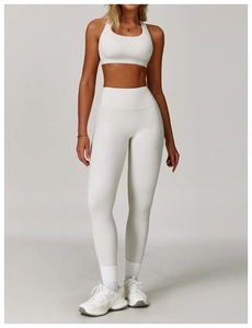 Dettaglio ravvicinato dei leggings da yoga bianchi a vita alta e reggiseno sportivo