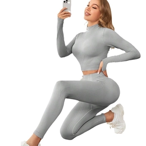 Ensemble de yoga gris côtelé avec haut court à manches longues et legging taille haute