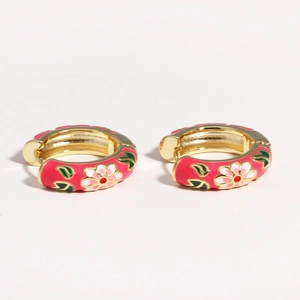 Detailansicht der goldenen Creolen mit roter Emaille und buntem floralen Muster