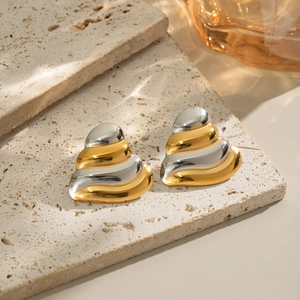 Orecchini a cuore bicolore oro e argento con design a strati su base di pietra beige