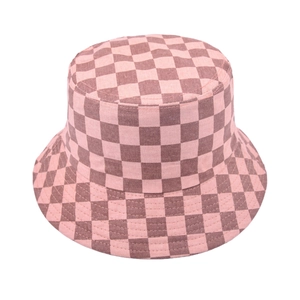 Gros plan détaillé du motif à carreaux rose et marron sur le chapeau bob en tissu