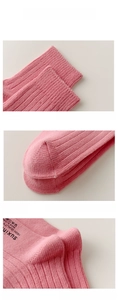 Dettaglio di calze in cotone rosa con polsini elastici e tallone rinforzato resistente