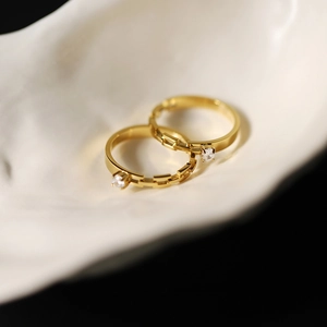 Minimalist 18K gold plated titanium chain rings set with small diamond on shell