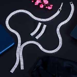 Dettaglio del set di gioielli da sposa in argento con zirconi rettangolari