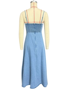 Dettaglio del retro elasticizzato e delle spalline sottili su un abito lungo in denim