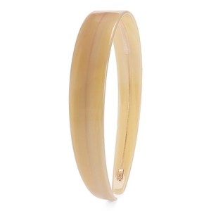 Detailed close-up of a 2.2cm beige acetate headband with non-slip teeth for women