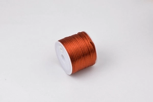 Primo piano del rocchetto di cordoncino di seta coreana marrone rame da 1,5 mm