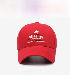Vorderansicht einer roten Baumwoll-Baseballkappe mit weißem, gesticktem Inspirations-Text