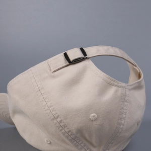 Primer plano de gorra de algodón con hebilla metálica ajustable y costuras precisas