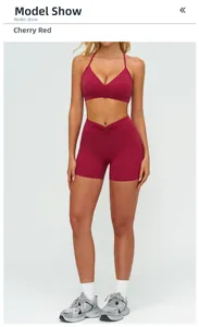 Dettaglio del set sportivo rosso ciliegia con reggiseno a V e pantaloncini arricciati
