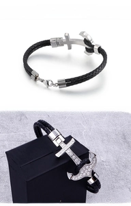 Vue détaillée du pendentif ancre avec cristaux sur le bracelet en cuir tressé noir robuste