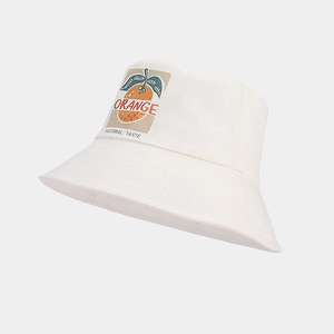 Détail d'un bob en coton blanc avec imprimé orange vintage et texte stylisé