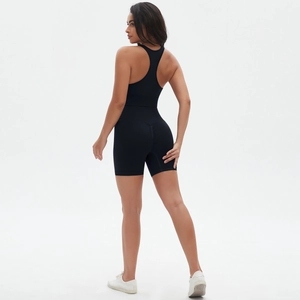 Dettaglio del design racerback sulla tuta da yoga nera senza cuciture ad alta elasticità