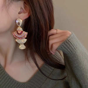 Vintage goldene fächerförmige Tropfenohrringe mit bunten Kristallen am Model