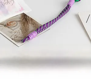 Vue détaillée de la lanière tressée violette et verte avec bobine renforcée