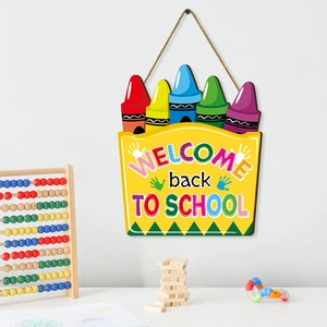 Panneau de bienvenue à l'école en bois avec crayons colorés pour décoration de classe