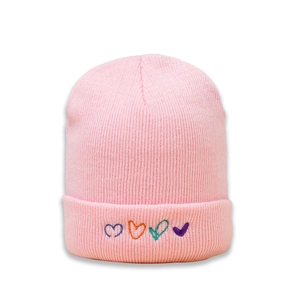 Détail de quatre broderies cœur colorées sur un bonnet en maille côtelée rose