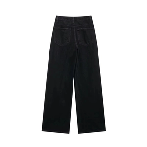 Vue détaillée du dos d'un jean large noir montrant les poches et les coutures