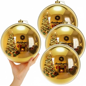 Boules de Noël dorées effet miroir brillant sur un fond blanc pur minimaliste