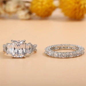 Nahaufnahme von Ring-Set mit Radiant-Schliff Zirkonia und Sterlingsilber-Ewigkeitsring