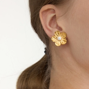 Boucles d'oreilles clips fleurs plaquées or 18 carats avec perle blanche sur modèle