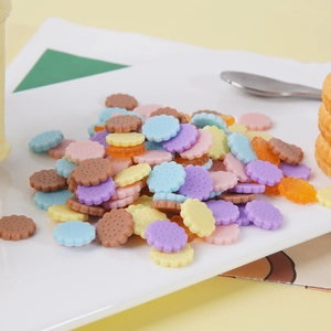 Mix van kleurrijke harskoekjesbedels voor doe-het-zelf handwerk in witte porseleinen kom